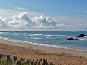 エルドゥヴァンにあるARMOR - Jardin, Plage à 700m - ED6017の海に面したビーチのフェンス +3枚の写真
