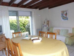 sala de estar con mesa y dormitorio con cama en Parc Dran Ty, Carnac en Carnac