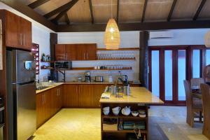 Η κουζίνα ή μικρή κουζίνα στο Private Oceanfront Fijian Villa Sleeps 8
