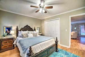 Ένα ή περισσότερα κρεβάτια σε δωμάτιο στο Starkville Condo about 1 Mi to Mississippi State!