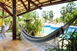 - un hamac sur une terrasse à côté de la piscine dans l'établissement Refúgios Parajuru, à Parajuru