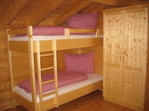 Apriach的住宿－Tomperkasa，小木屋内的一张双层床