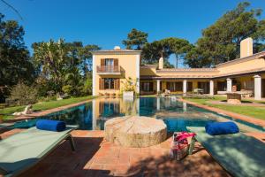 a swimming pool in front of a house at Quinta das Pedras in Sintra