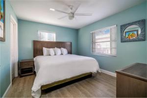 um quarto com uma cama e uma ventoinha de tecto em Rainbow Bend Resort em Marathon