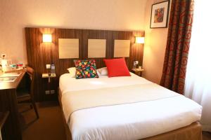 Cama ou camas em um quarto em Logis Hôtels- Hôtel Marguerite d'Anjou Angers château