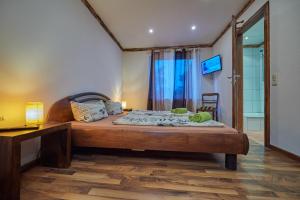 Schlafzimmer mit einem Bett, einem Schreibtisch und einem Fenster in der Unterkunft Strandhotel Weißer Berg in Neustadt am Rübenberge
