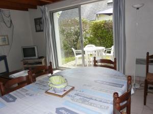 comedor con mesa y ventana en Dran Ty en Carnac