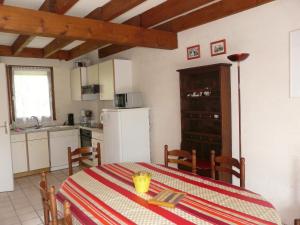 cocina con mesa y mantel rojo y blanco en Dran Ty, en Carnac