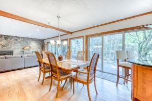 a dining room with a table and chairs at Retreat on the Salmon River in Welches