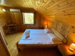 sypialnia z łóżkiem w drewnianym pokoju w obiekcie Olive House w Ulcinju