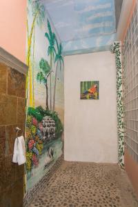 Baño con una pintura en la pared en Hotel Casa del Consulado, en Granada
