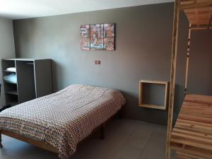 een kleine slaapkamer met een bed en een spiegel bij Posada Loreto Xalapa in Xalapa