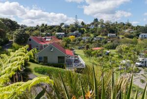 uma vista aérea de uma casa com um quintal em Russell Top 10 Holiday Villas em Russell