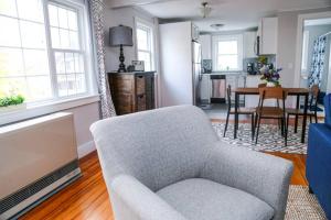 uma sala de estar com uma cadeira e uma mesa em NEW 2BR Apartment near Lake Winnipesaukee em Wolfeboro
