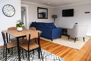Μια τηλεόραση ή/και κέντρο ψυχαγωγίας στο NEW 2BR Apartment near Lake Winnipesaukee