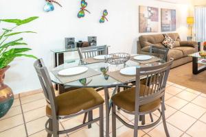 a dining room with a glass table and chairs at Maravillosa Suite Céntrica Cerca Av Tecnológico S3 in Casa Blanca La Corregidora