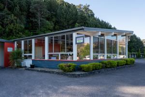 un edificio con muchas ventanas en un estacionamiento en Silver Hills Motel, en Queenstown