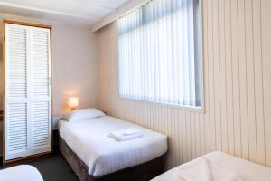 Postel nebo postele na pokoji v ubytování Silver Hills Motel