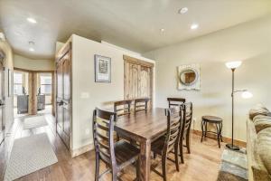Χώρος καθιστικού στο Apartments Off Main #4