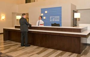 deux hommes debout à un comptoir dans une chambre d'hôtel dans l'établissement Holiday Inn Express & Suites Colorado Springs Central, an IHG Hotel, à Colorado Springs