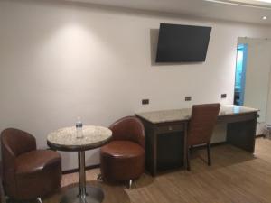 TV a/nebo společenská místnost v ubytování Hotel Jiménez Plaza