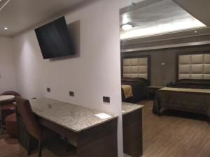 TV a/nebo společenská místnost v ubytování Hotel Jiménez Plaza