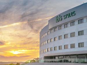 a building with a ups sign on the side of it at ibis Styles Sao Mateus in São Mateus