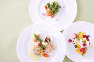 ホテルの敷地内または近くでの食事または食べ物