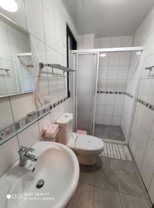 een witte badkamer met een toilet en een wastafel bij 360 Coffee Homestay in Nantou-stad