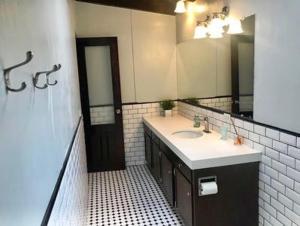 Bilik mandi di Rosarito Beach House-- Spacious, Central, Beach View, & Sleeps 14 +44 gambar