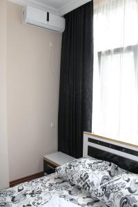 Postel nebo postele na pokoji v ubytování Golden House