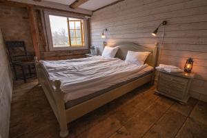 1 dormitorio con 1 cama en una habitación con ventana en Kanalmagasinets Pensionat, en Söderköping