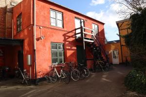 Jízda na kole v ubytování Charming Red Courtyard Apartment nebo okolí