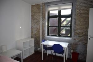 Posezení v ubytování Charming Red Courtyard Apartment + 6 fotografií