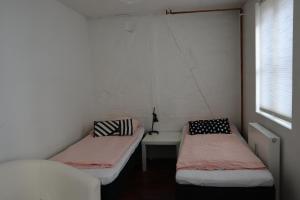 En eller flere senge i et værelse på Rooms in quiet Yellow Courtyard Apartment
