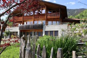 哈斯利伯格卢伟莉公寓的有栅栏的房子