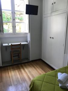 ein Schlafzimmer mit einem Bett und einem Stuhl und einem Fenster in der Unterkunft PR Paz de Agra in Santiago de Compostela