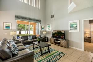 Posezení v ubytování Family Friendly Vacation Home with South Facing Pool - Hot Tub - Game Room - Near Disney