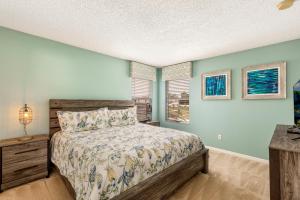 Postel nebo postele na pokoji v ubytování Family Friendly Vacation Home with South Facing Pool - Hot Tub - Game Room - Near Disney + 83 fotografií