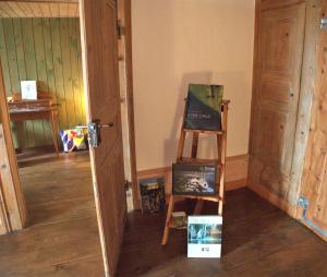 a room with a easel and a painting on the floor at BnB Lafleur in Montfaucon