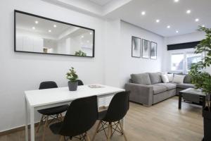 - un salon avec une table et des chaises blanches dans l'établissement (B) Koukaki, A modern, newly refurbished Studio 4ppl, à Athènes