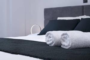 - une chambre avec un lit et des serviettes dans l'établissement (B) Koukaki, A modern, newly refurbished Studio 4ppl, à Athènes
