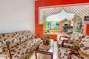sala de estar con sofá y mesa en OYO 3074 Orange Inn, en Madiun