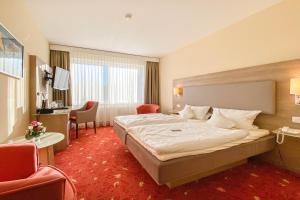 a hotel room with a large bed in a room at Hotel-Restaurant Vier Linden in Stade +39 photos