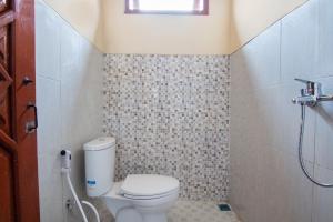 uma pequena casa de banho com WC e chuveiro em SPOT ON 2689 Safira Family Residence Syariah em Bukit Lawang