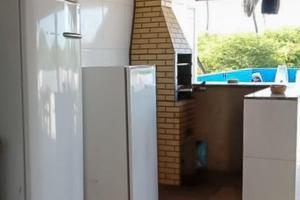 frigorifero bianco in cucina con finestra di Recanto Maristela a Grossos
