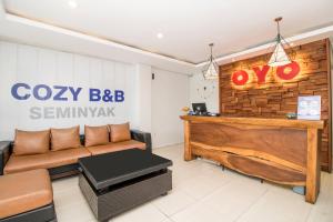 El vestíbulo o zona de recepción de OYO 2854 COZY B&B Seminyak