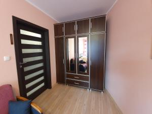 a room with a large closet with a mirror at Apartament w Porcie - 365PAM in Kołobrzeg