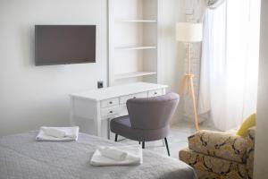 TV a/nebo společenská místnost v ubytování Domestic House Lola + 35 fotografií