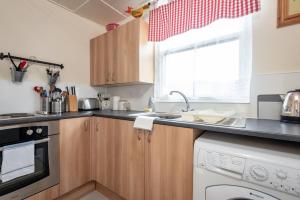 cocina con fregadero y lavavajillas en St.Andrews Kinnessburn Road Apartment Sleeps 5 en St Andrews